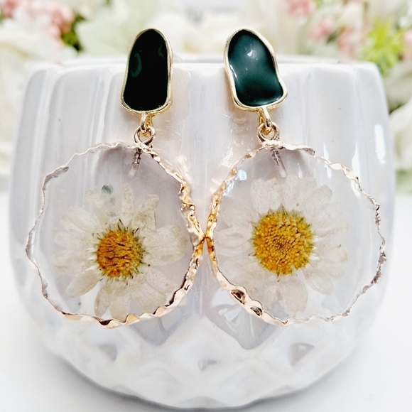 💖 2/$30 Pressed dried daisy flower gold hoop Hippie boho earrings cottagecore - Picture 7 of 12
